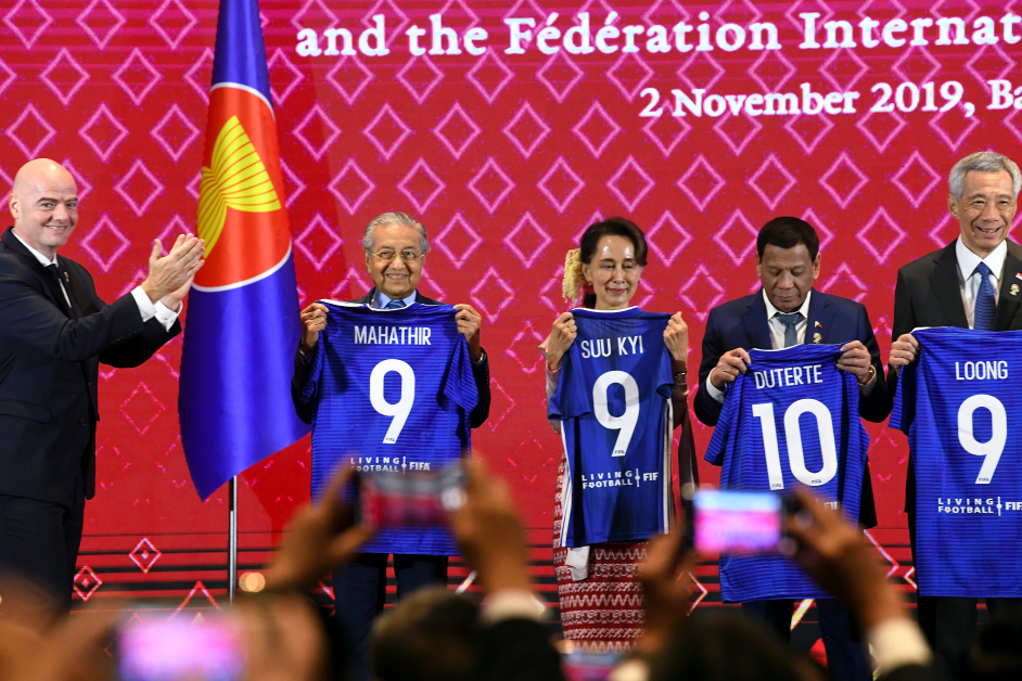因凡蒂诺（左起）赠送球衣给大马首相马哈迪、缅甸领导人昂山舒吉、菲律宾总统迪泰特与新加坡总理李显龙。（马新社）