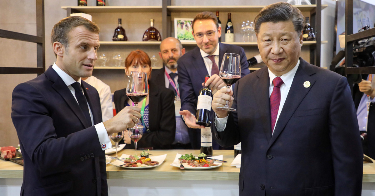 11月4日，马克龙在上海蓬皮杜艺术中心举行接待晚宴，他邀请习近平共同品尝3杯葡萄酒，分别来自勃艮第产区、朗格多克（Languedoc）产区和波尔多产区。（法新社）