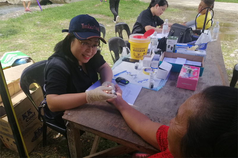 护士为村民做血液检查。