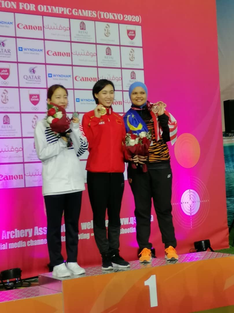诺苏雅妮（右）在亚洲锦标赛射下铜牌。 （ATLET MALAYSIA推特照片）