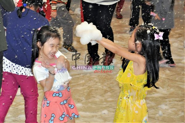 许多小孩被“下雪”吸引，纷纷前来参与。