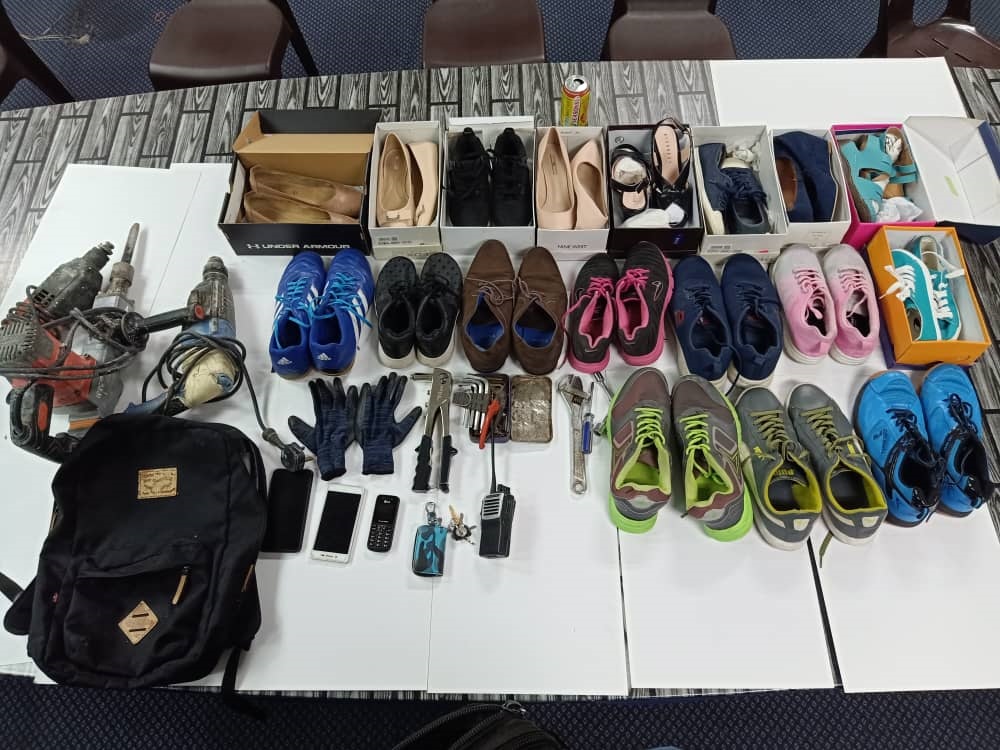 警方逮捕嫌犯，搜出各种名牌鞋子贼赃。
