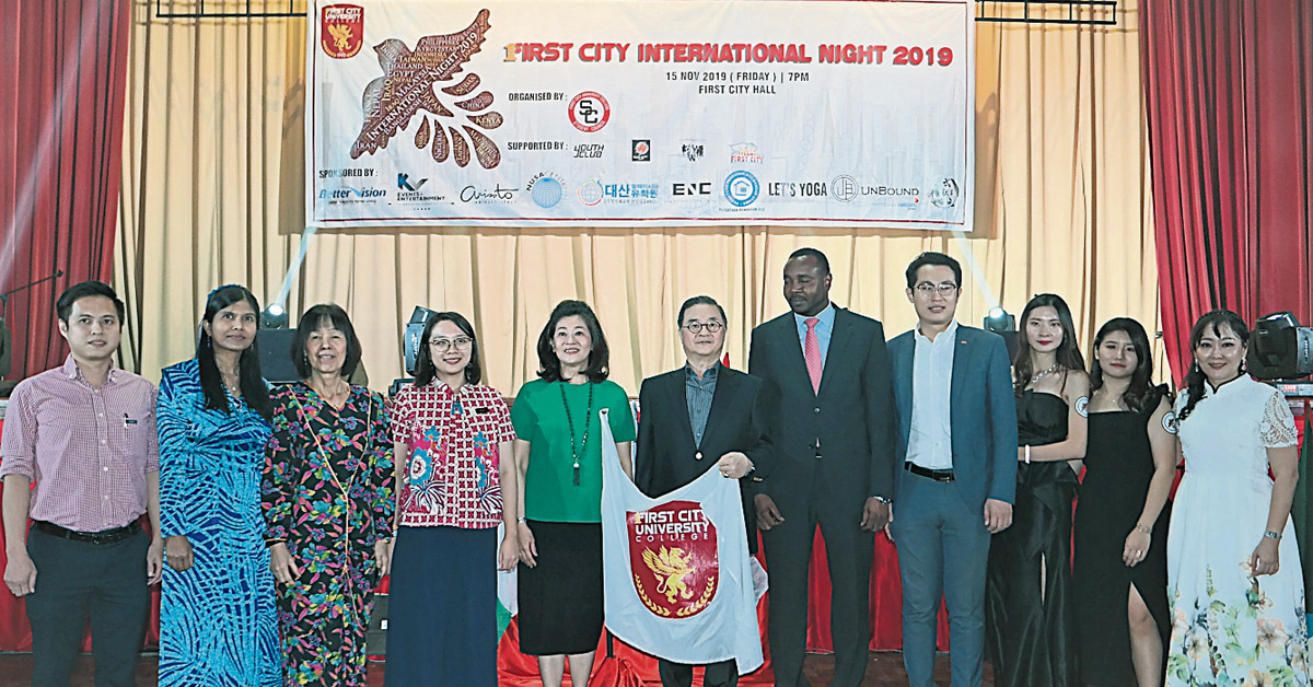 嘉玛丽亚（左4起）、潘斯里欧彩鸾和丹斯里张昌梁与众位嘉宾在万达大学学院2019“国际文化交流晚宴”上合影。