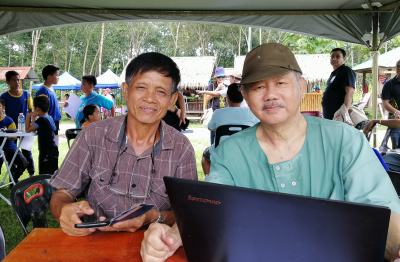 周锦荣医生（右）和Kampung Tegudon村长卡西拉(Kahira)