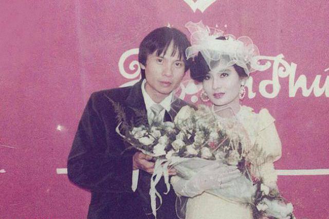 Hoa和Thuy结婚照。
