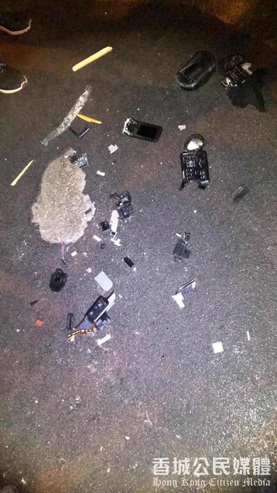 无线摄影师的摄影机被砸得碎烂。