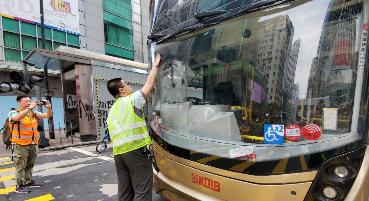 九巴工程人员为巴士更换轮胎及清理油渍。