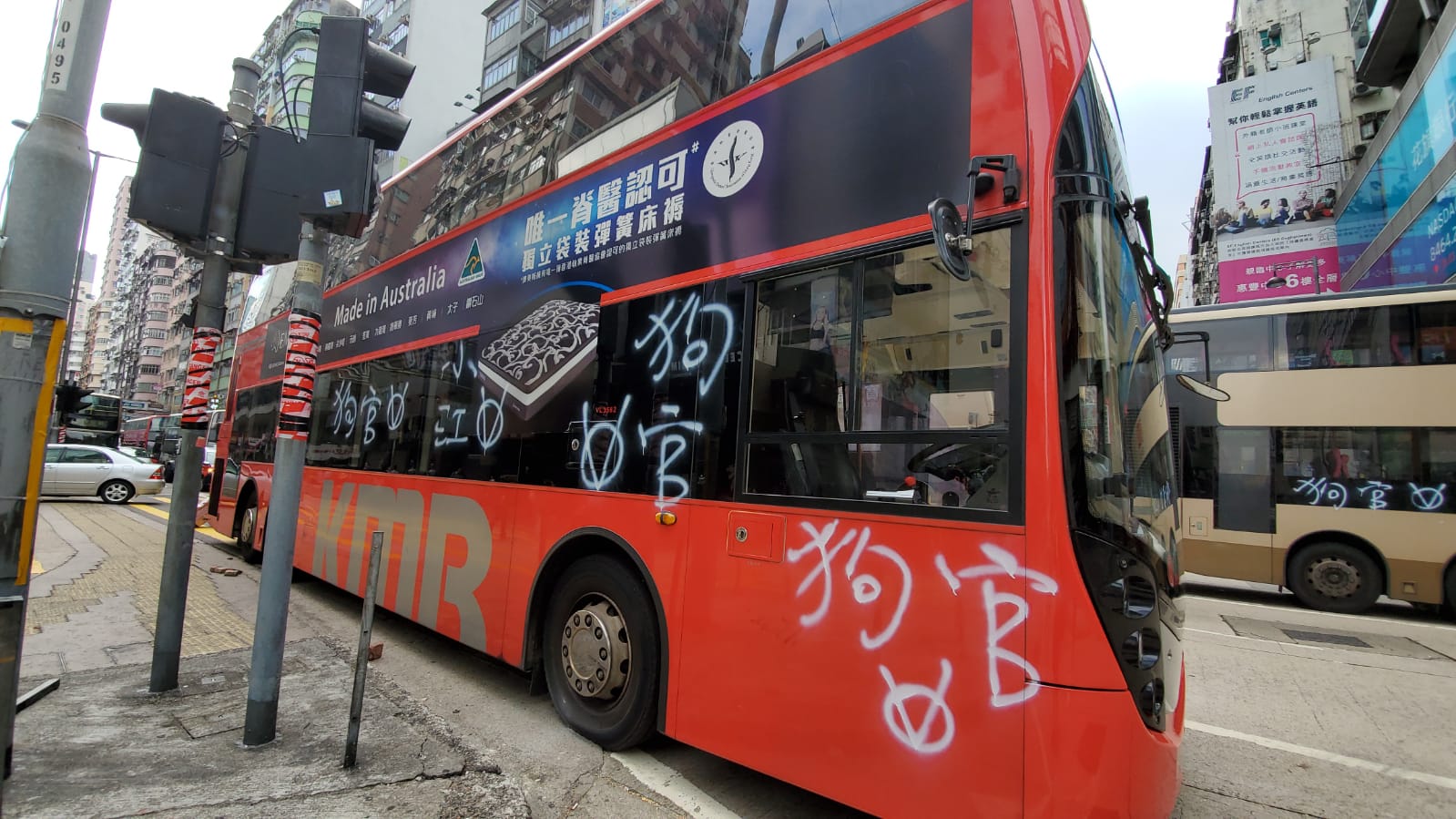 有巴士被涂鸦。