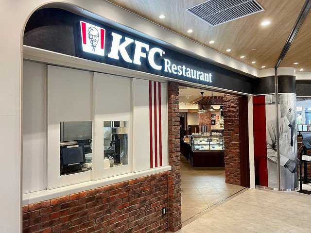 东京町田购物中心的第一家肯德基自助餐餐厅于13日正式开业。