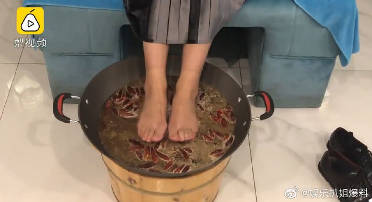 中国重庆渝中区一家店推出一款“老重庆火锅足道”套餐，用铁锅泡脚，材料是火锅底料！
