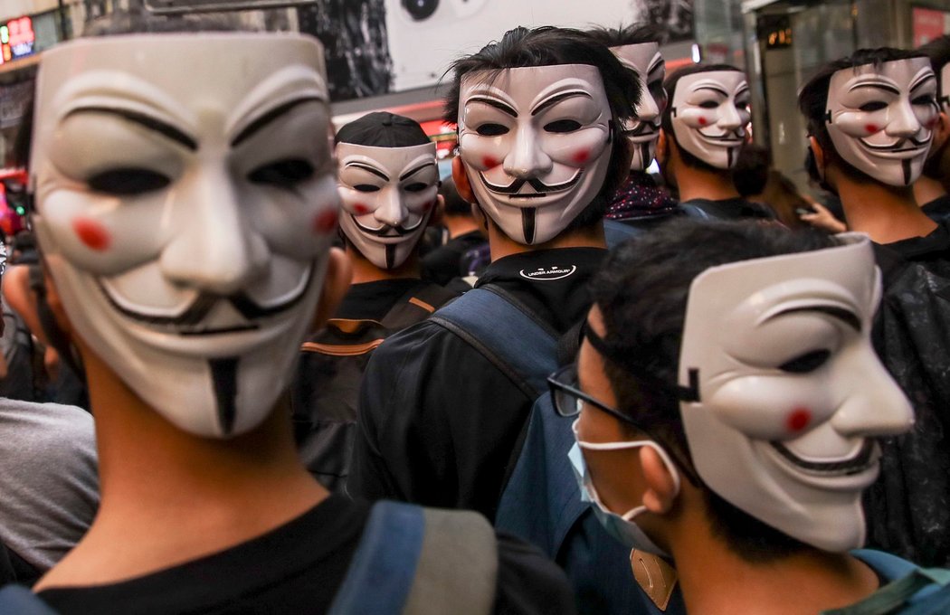 10月5日，反送中示威者在港府订立“禁蒙面法”后，带着“V煞”面罩游行。