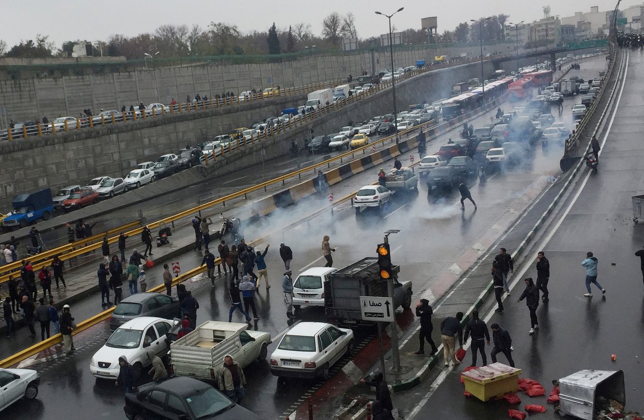德黑兰民众的抗议活动造成高速公路的交通瘫痪。（互联网）