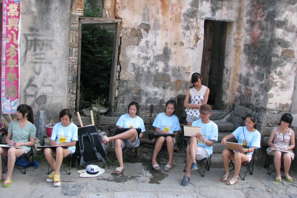 王立强在香港时和学生在户外写生。