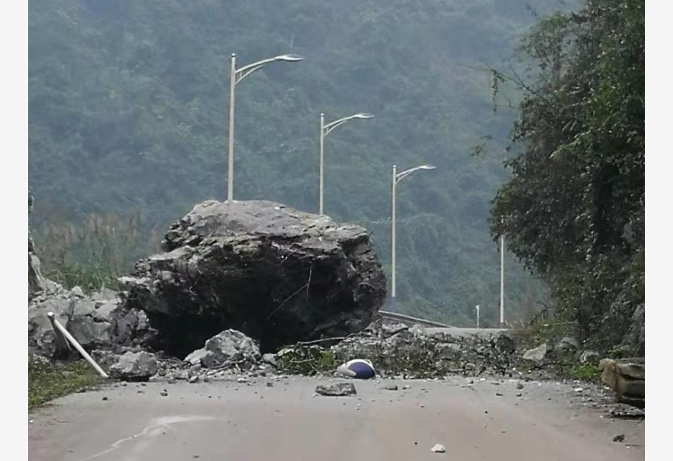 靖西市湖润镇一处因地震滚落的山石。（新华社）