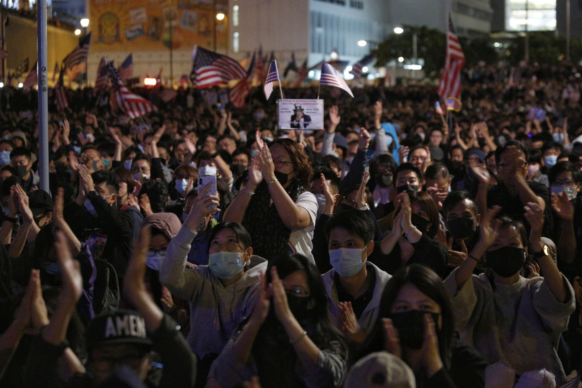 香港10万民众，在周四夜间，于爱丁堡广场举行感恩节集会，感谢美国通过《香港人权与民主法案》。
