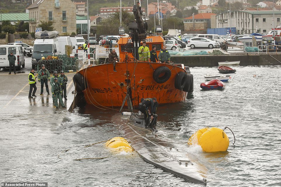警方用气袋让潜艇浮出水面。
