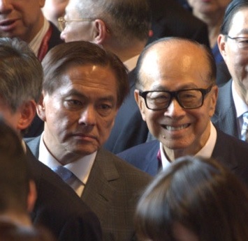 2017年香港回归中国20周年就职典礼，何柱国（左）、李嘉诚（右）出席。