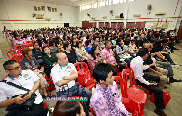 许多教育界、社团代表皆出席王金忠荣休欢送会，现场座无虚席。