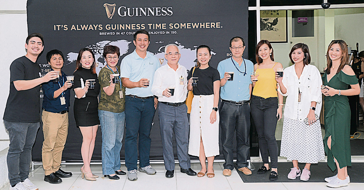 李成章（左5起）、廖深仁、谢雯敏及各高层一同畅饮健力士黑啤，享受轻松的下班时光。