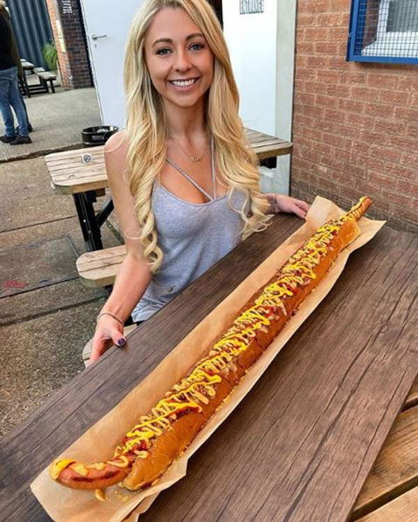 英国25岁“大胃王美食网红”奥芬挑战吃下一条长度3英尺（约0.9公尺）、热量高达5000卡路里的特制巨型热狗堡。