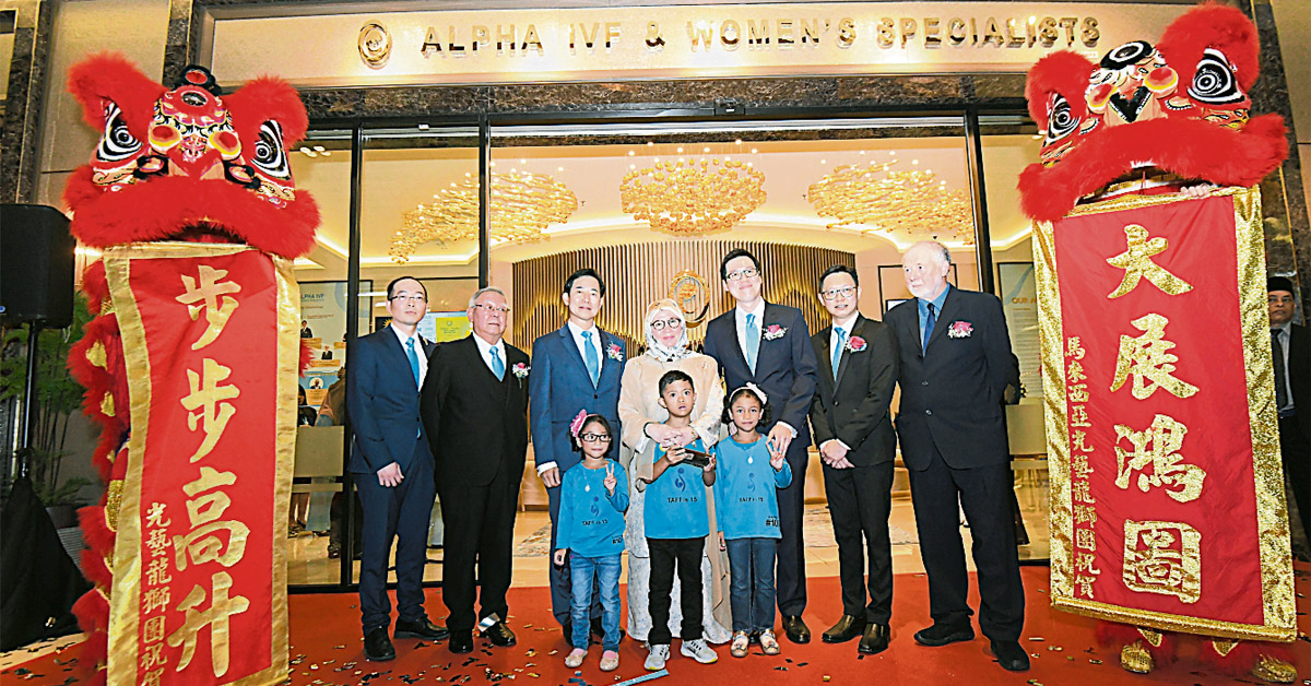 陈钟雄（左起）、哈里斯韩查、李顺树、阿兹札、梁伟耀、林伟健及约翰一同为吉隆坡阿儿法助育中心主持开幕典礼。