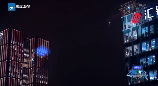 《追我吧》节目会让人从一处高楼钓钢丝滑行到另一处大楼。
