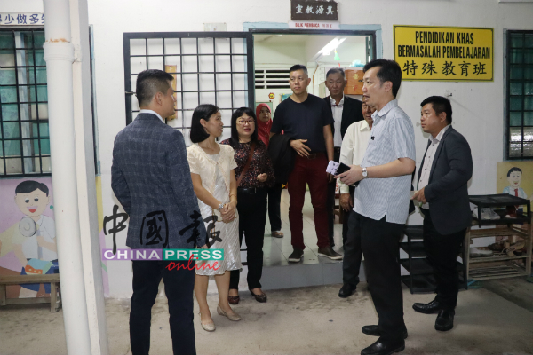 谢琪清（右2）巡视三民华小特殊教育班，并了解其运作情况。