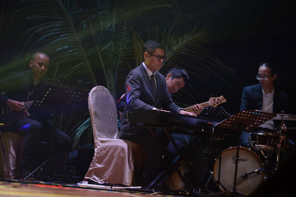 郑泽相带领乐团为歌手嘉宾即场伴奏。