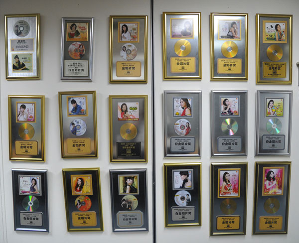 公司墙上挂着旗下歌星获得的白金唱片和金唱片。
