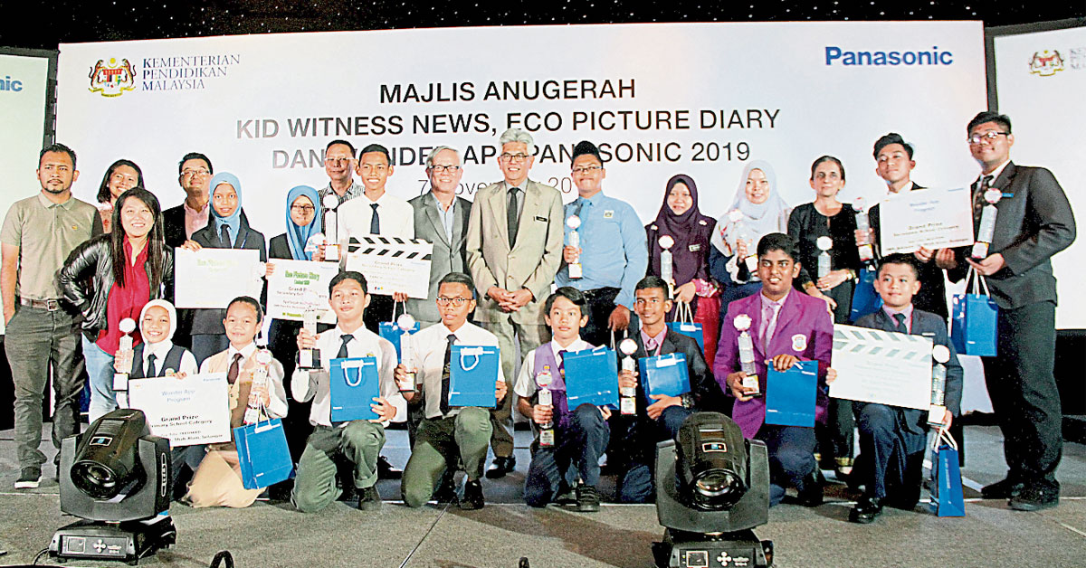 苏海米（站者右7起）与周经腾颁发奖项予童眼看世界小学组及中学组的大奖得主后，开心合照。