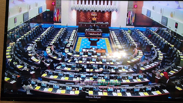 响铃期间，只见议会厅内约有20多名议员。