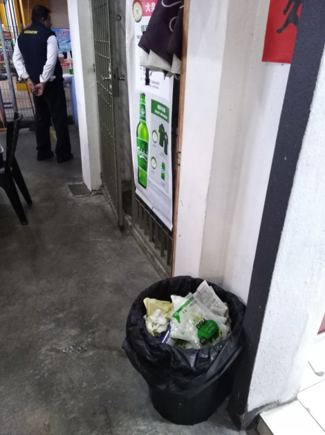 卫生局官员劝请业者把垃圾桶盖关好，以免招来老鼠或蟑螂。