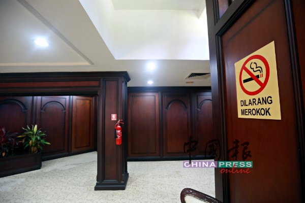 州议会大厦贴上禁烟告示，但州议会召开后到处是烟蒂，严重破坏州政府、议员和公务员的形象。