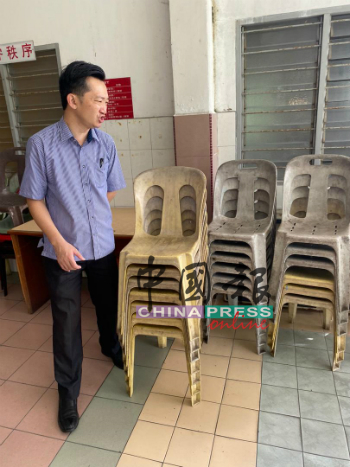 拉杭新村华小食堂的椅子，有部分是塑料椅，超过10年的使用期后，椅子非常肮脏及陈旧。
