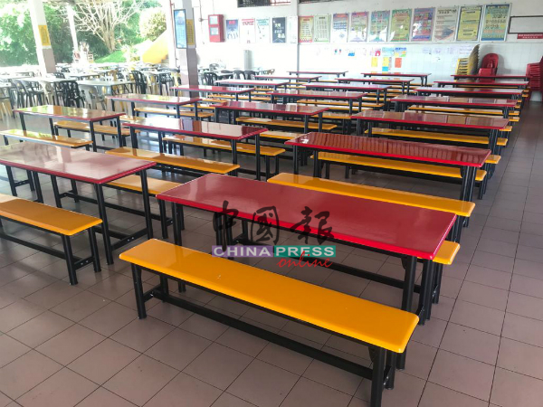 由谢琪清拨款购买的22套全新食堂桌椅已送抵拉杭新村华小，整齐美观又耐用。