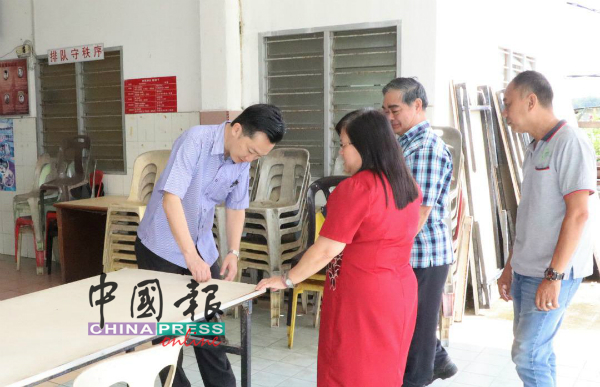 谢琪清(左) 向校方了解旧餐桌的情况，并希望通过国会议员的拨款逐步改善学校的设备。