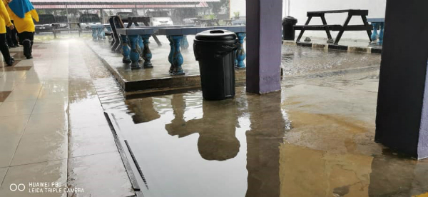 周一（11日）一场大雨，再次导致武吉南眉国中水灾。