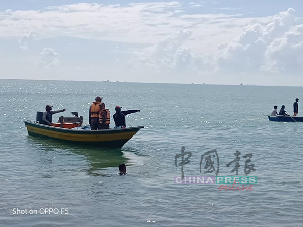 搜救人员和渔民在海上寻找失踪者。