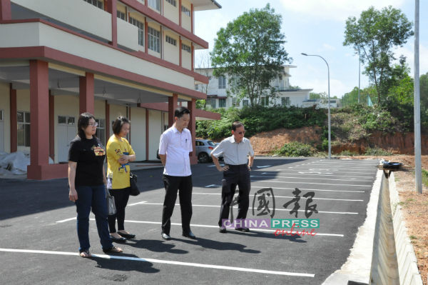 谢琪清（左3）巡视即将建好的乌鲁干中小学，左起许惠诒、刘紫佩及陈耀祖。