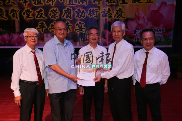 培风中学常务董事杨应俊（左2）接领善款，右起是方家耀、邱瑞池、邱培栋及刘阳生。