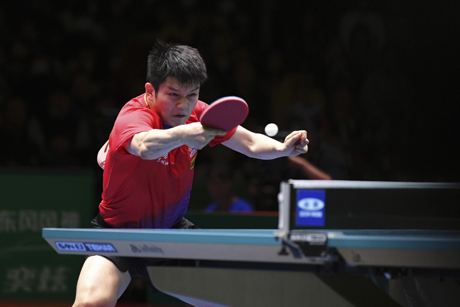 11月10日，中国队选手樊振东在比赛中回球，他以3比0战胜韩国队选手张禹珍，助中国队以3比1战胜韩国队，获得冠军。（新华社）