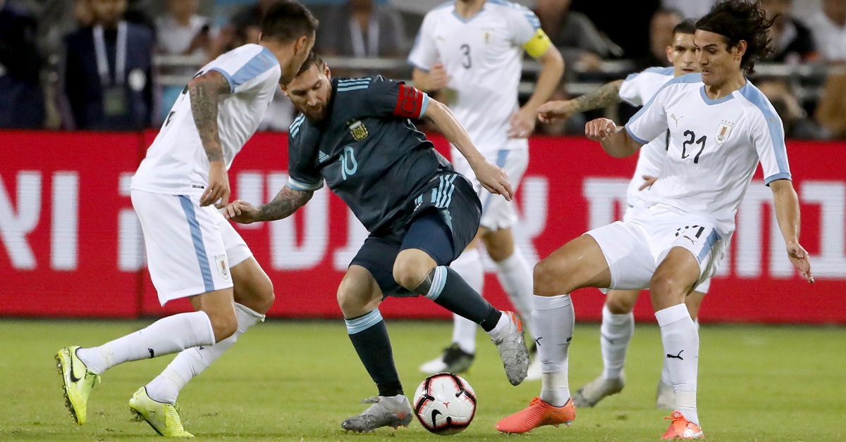 梅西（左2）出神入化的脚法，把乌拉圭球员搞到团团转。（法新社）