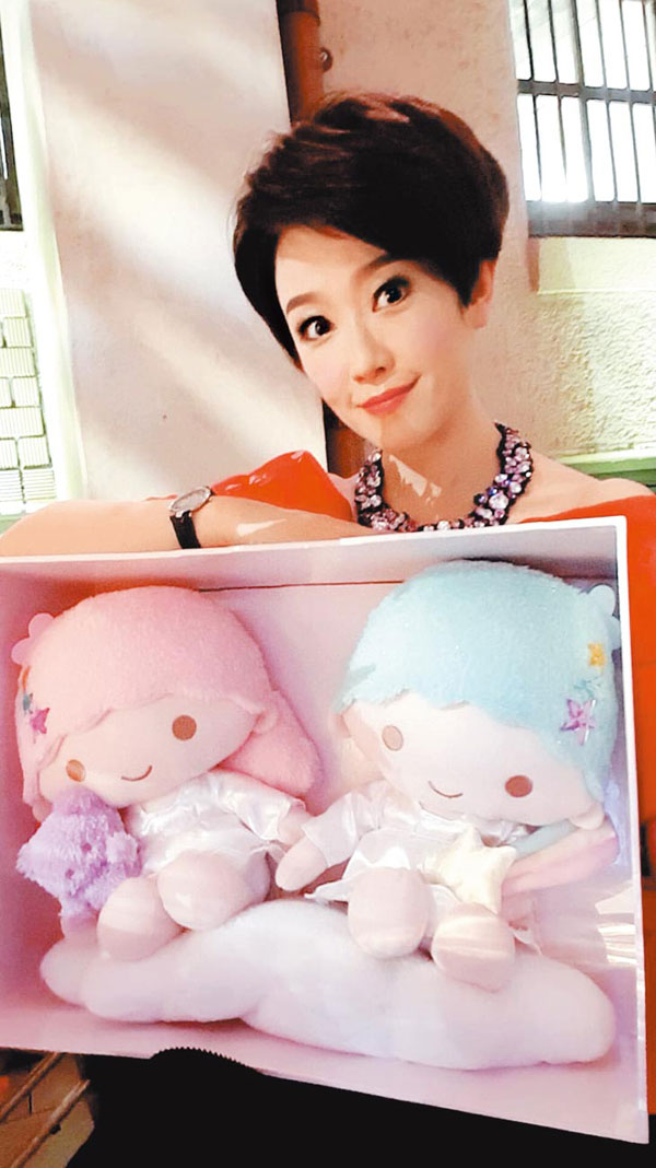 寇乃馨送日本绝版限量双子星娃娃给林志玲当贺礼。