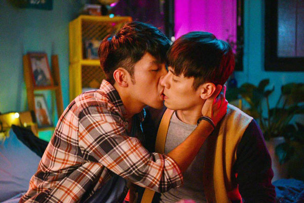 原腾（左）和邱志宇亲吻。