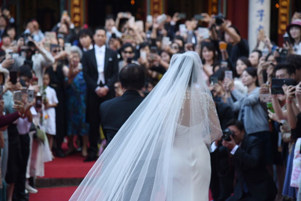 林志玲的婚礼白纱出自美国设计师品牌Ralph Lauren，由Ralph Lauren亲自设计。