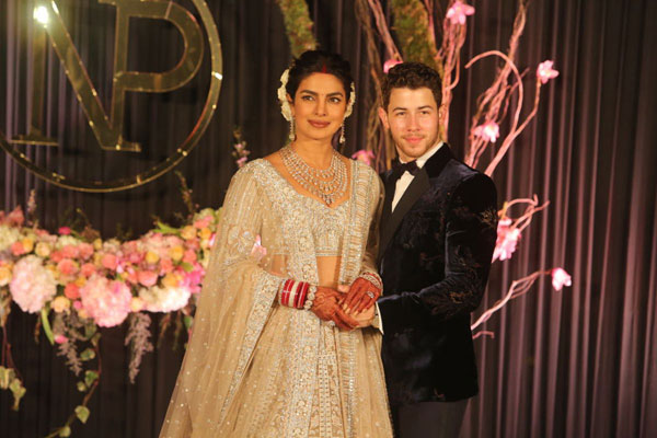 印度女星琵央卡卓布拉去年结婚，也穿Ralph Lauren亲自设计的婚纱。