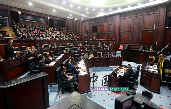 议长祖基菲里下令议员们都坐下。