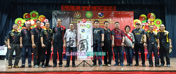 郭子毅（右7）在嘉宾们陪同下，为2019年马六甲州第十届中小学武状元锦标赛主持开幕。