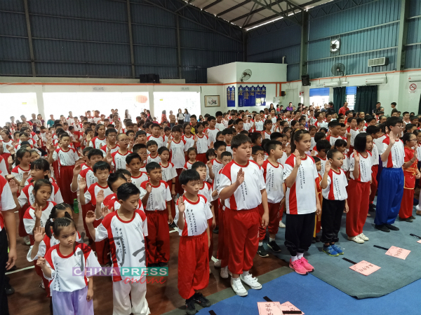 647名来自50所中小学的参赛者进行宣誓。