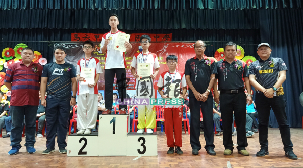嘉宾颁发奖牌给B组男子太极拳得奖者。左起杨庆权及郭子毅，右起是张金发、房宝文及刘爱华。